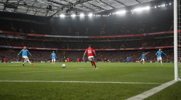 英超联赛比赛现场，球员在禁区内完成射门